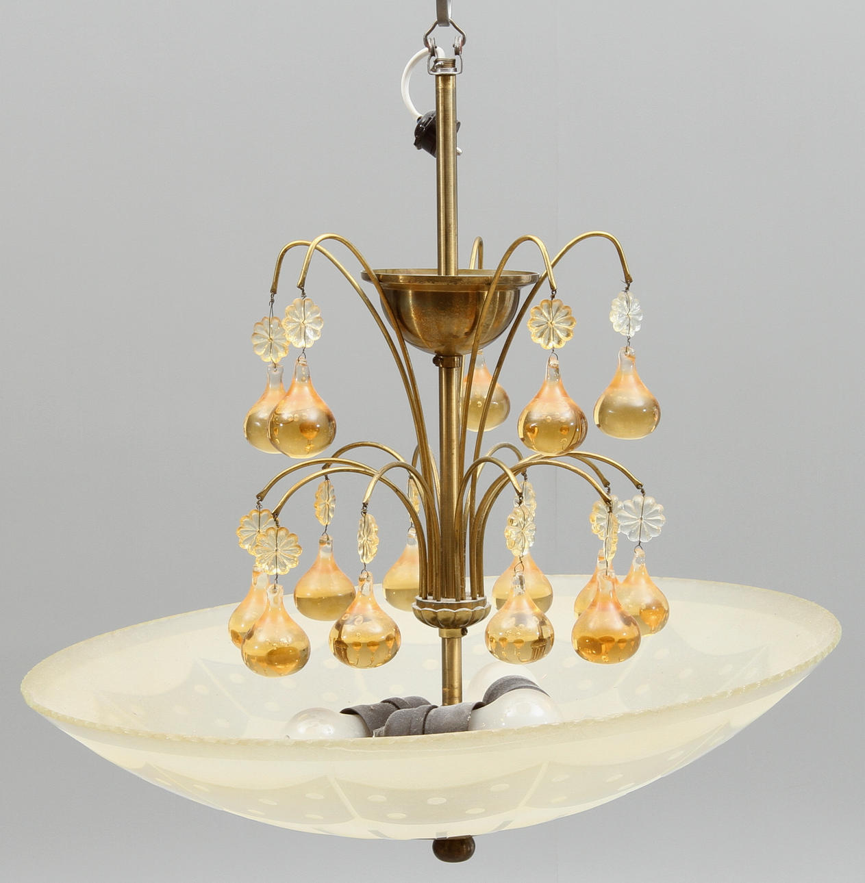 TAKLAMPA, plafondmodell, med droppformade prismor, 1900-tal.