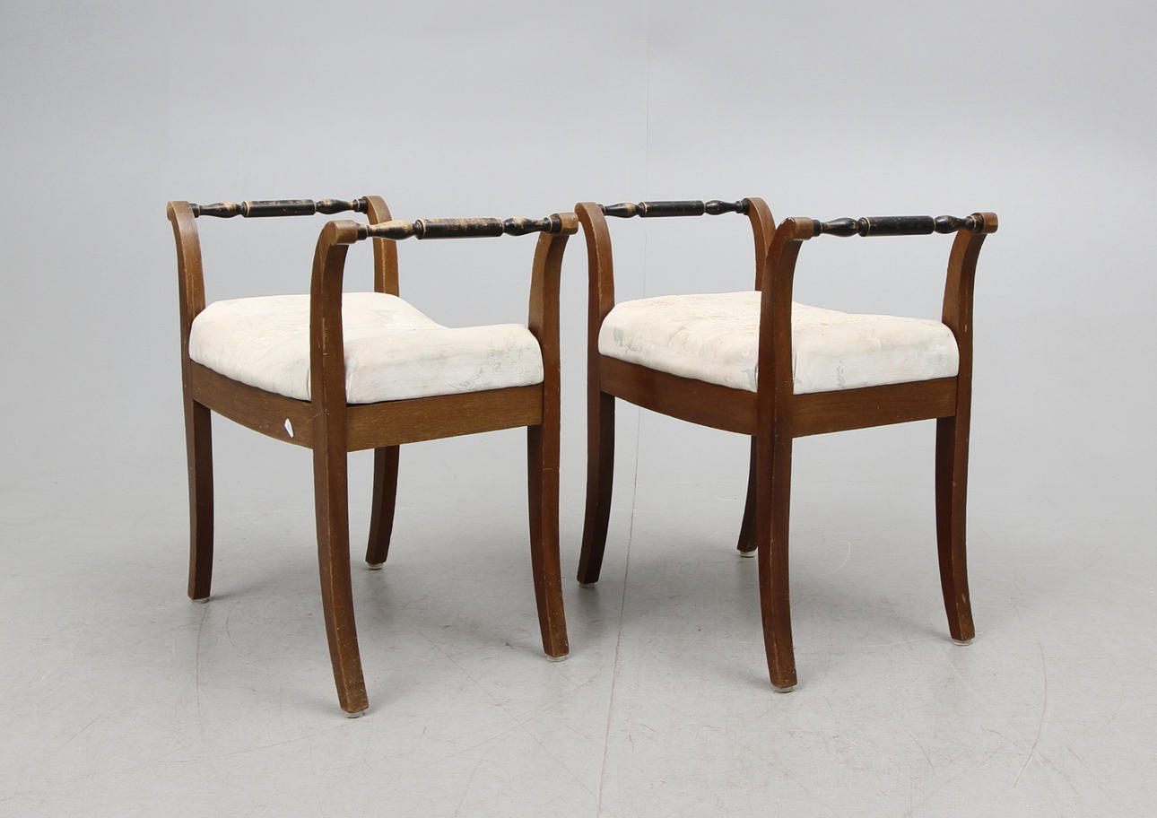 TABURETTER, ett par. Senempir, 1800-talets andra hälft.