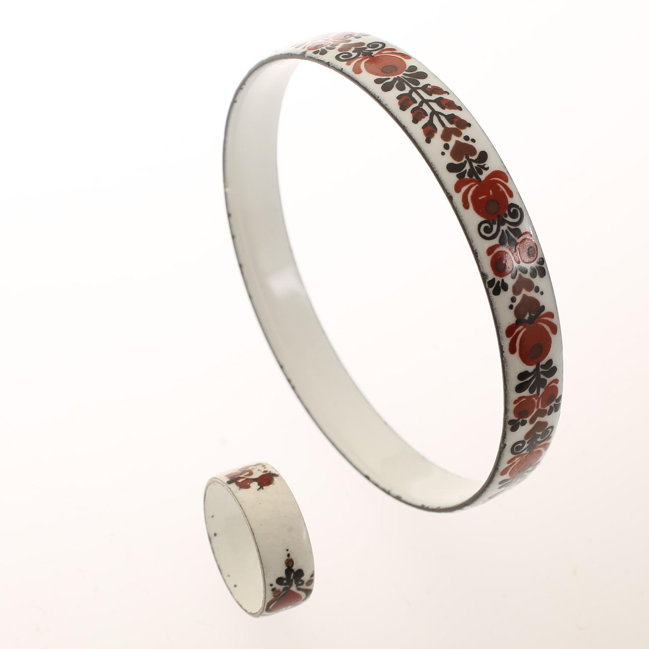 BRACELET. RING. Enamelled metal, Michaela Frey.
