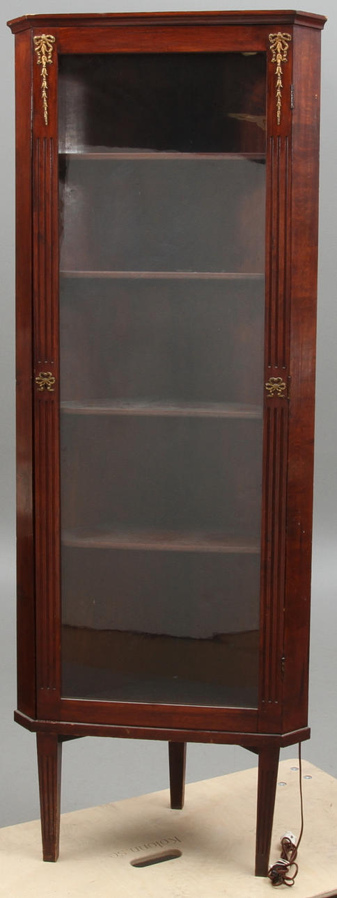 HÖRNVITRINSKÅP, Louis XVI-stil, 1900-tal.