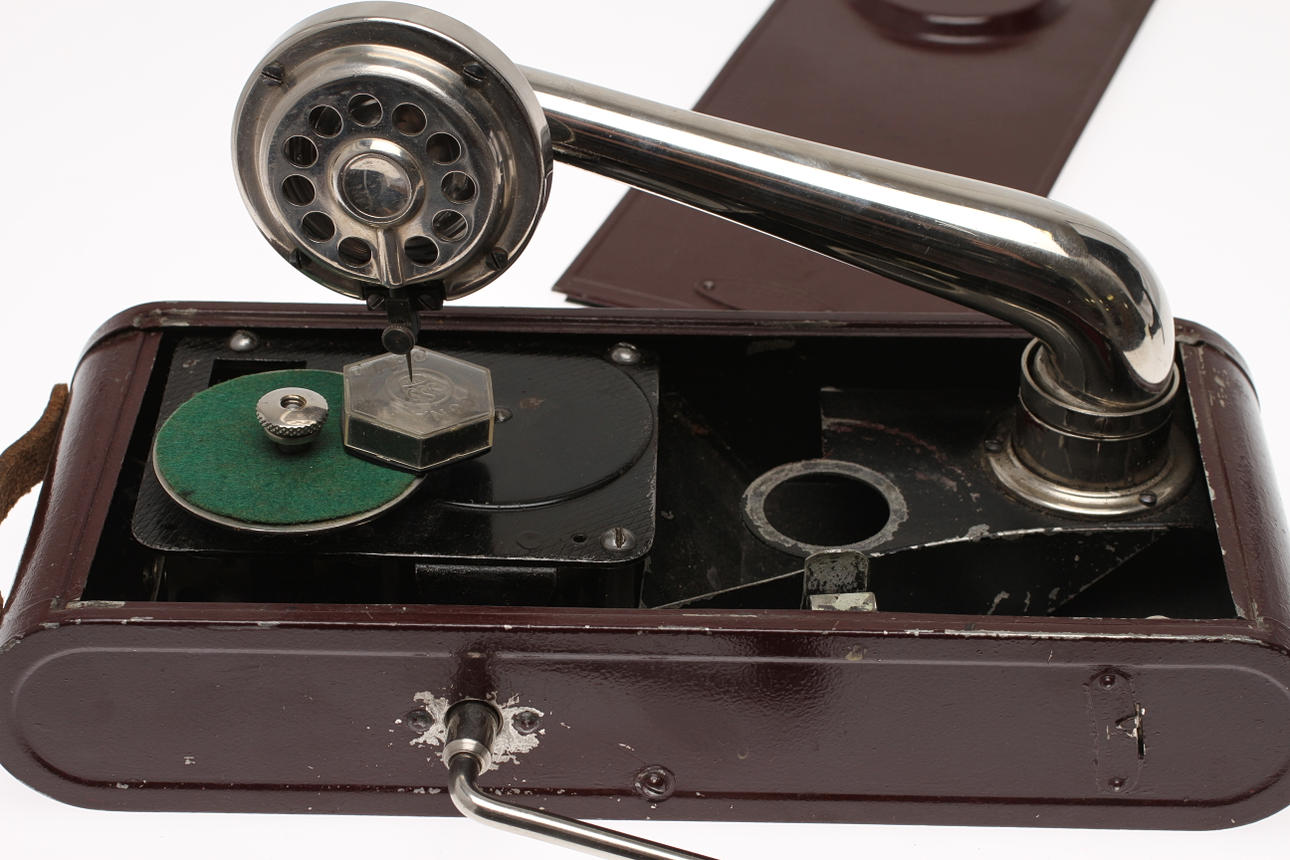 RESEGRAMMOFON COLIBRI, METALLÅDA.