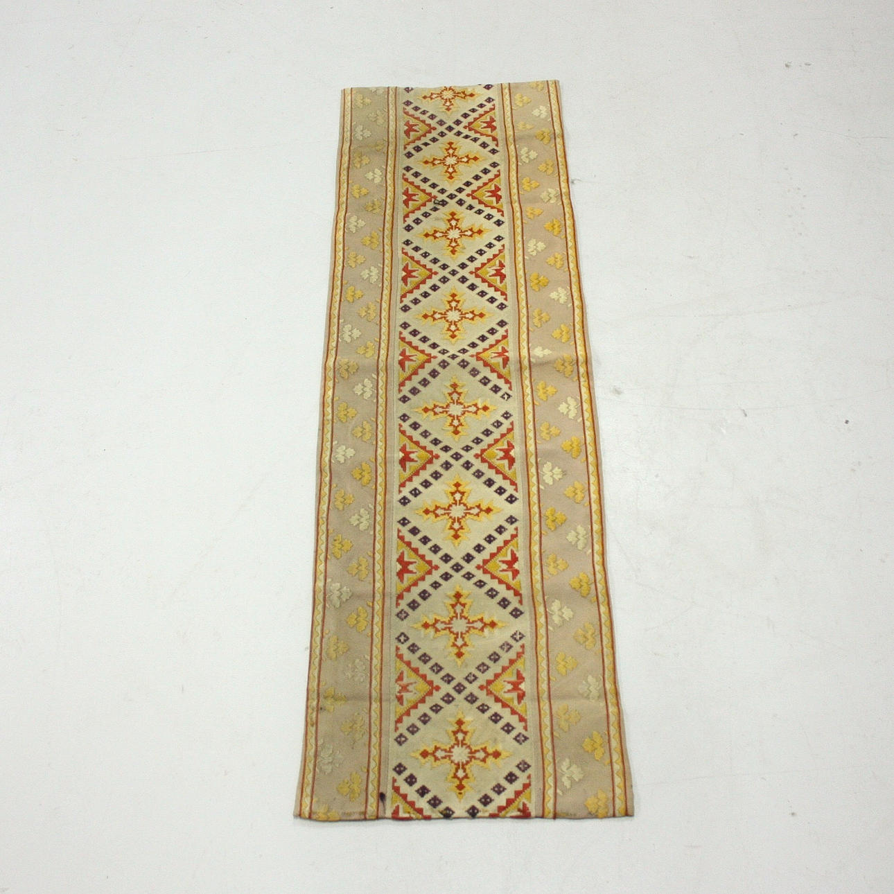 ALFOMBRA para mecedora, bordada, 165x49 cm.