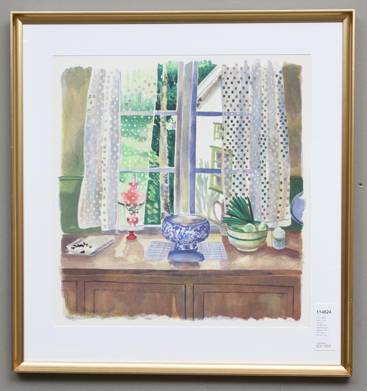 EVY LÅÅS. Motiv med fönster. Färglitografi. Signerad och daterad -89. Numrerad 95/300.