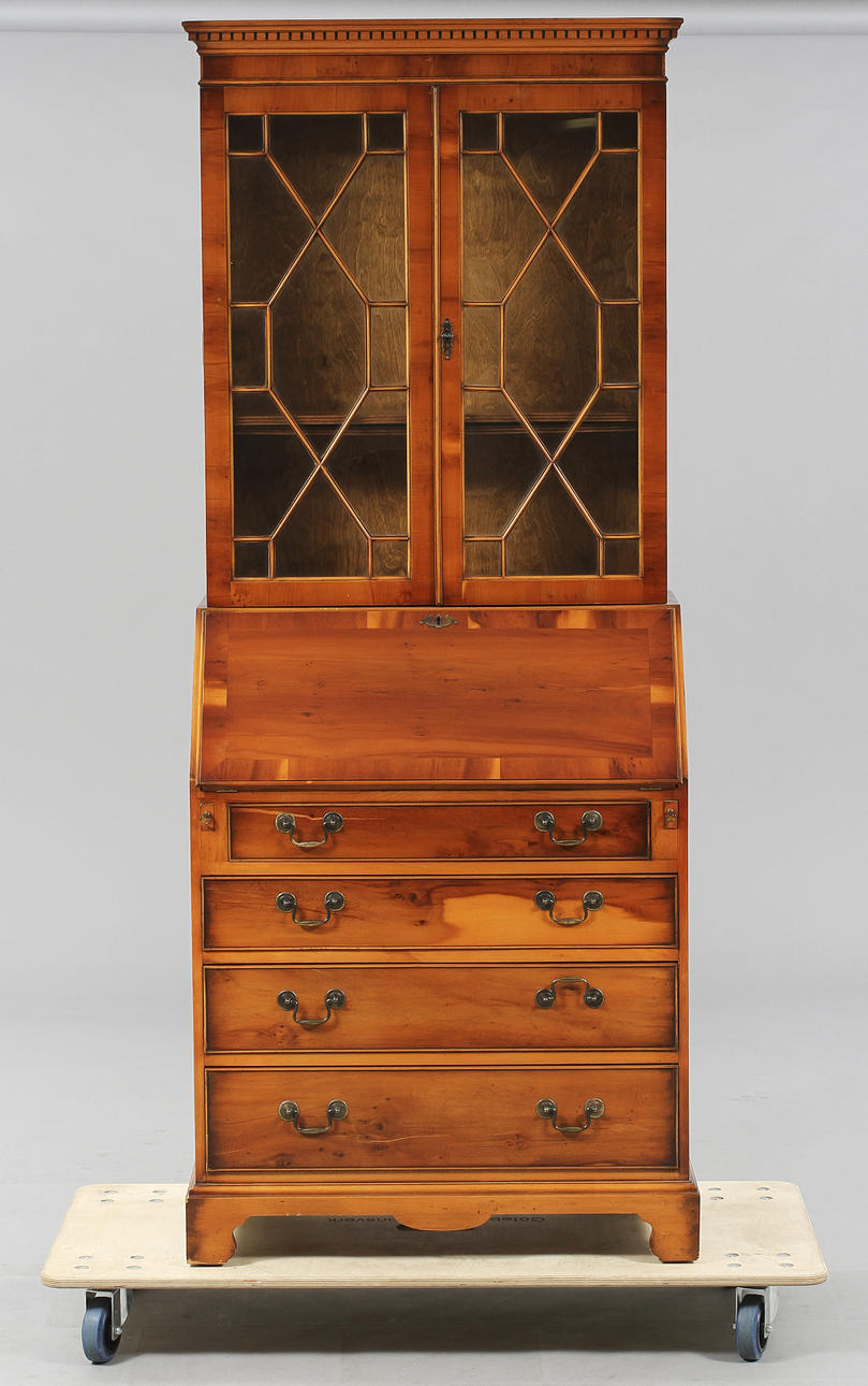 VITRINSKÅP, Engelsk stil.