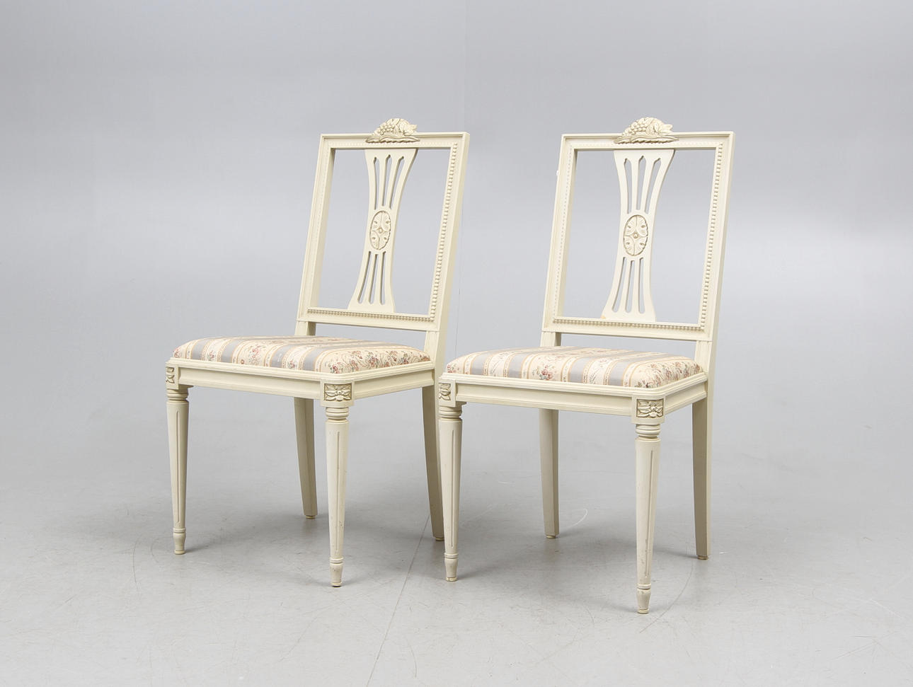 STOLAR, ett par, gustaviansk-stil, 1900-talets andra hälft.