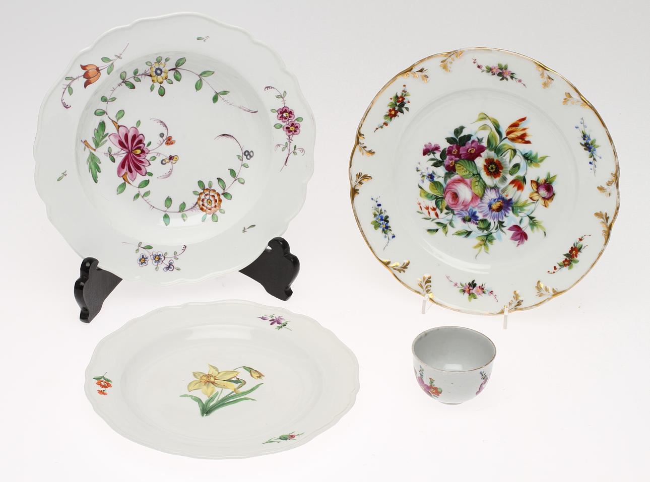 PARTI PORSLIN, 4 delar, målad dekor, bland annat Meissen, 1800/1900-tal.