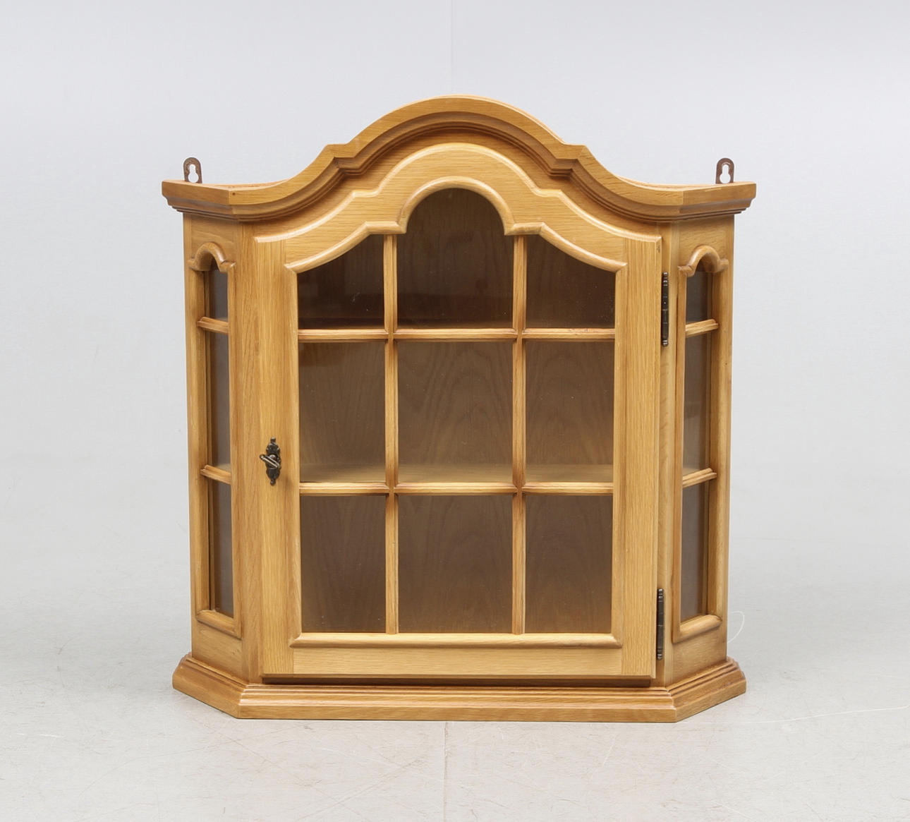 VITRINSKÅP, väggmodell, 1900-talets andra hälft.