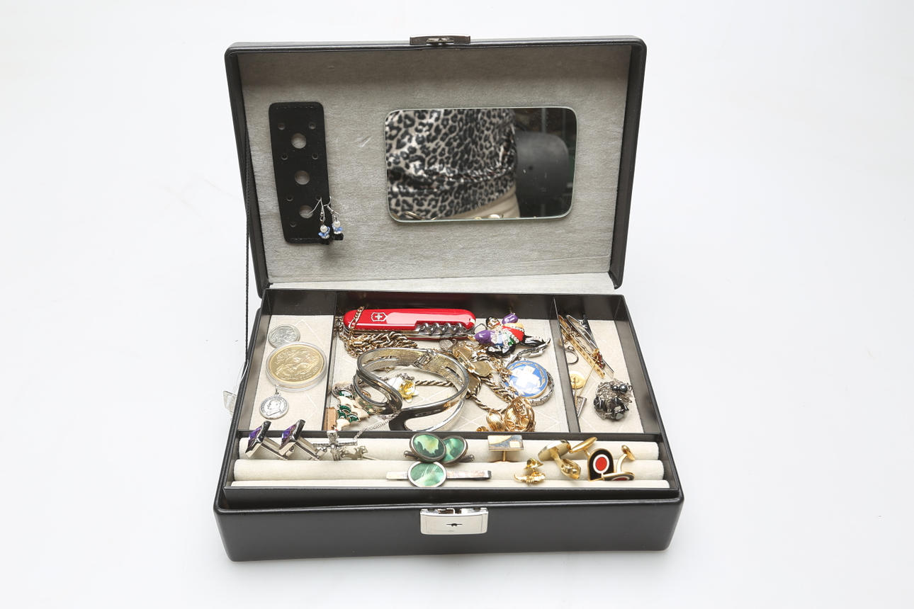 SMYCKESKRIN MED BIJOUTERIER.