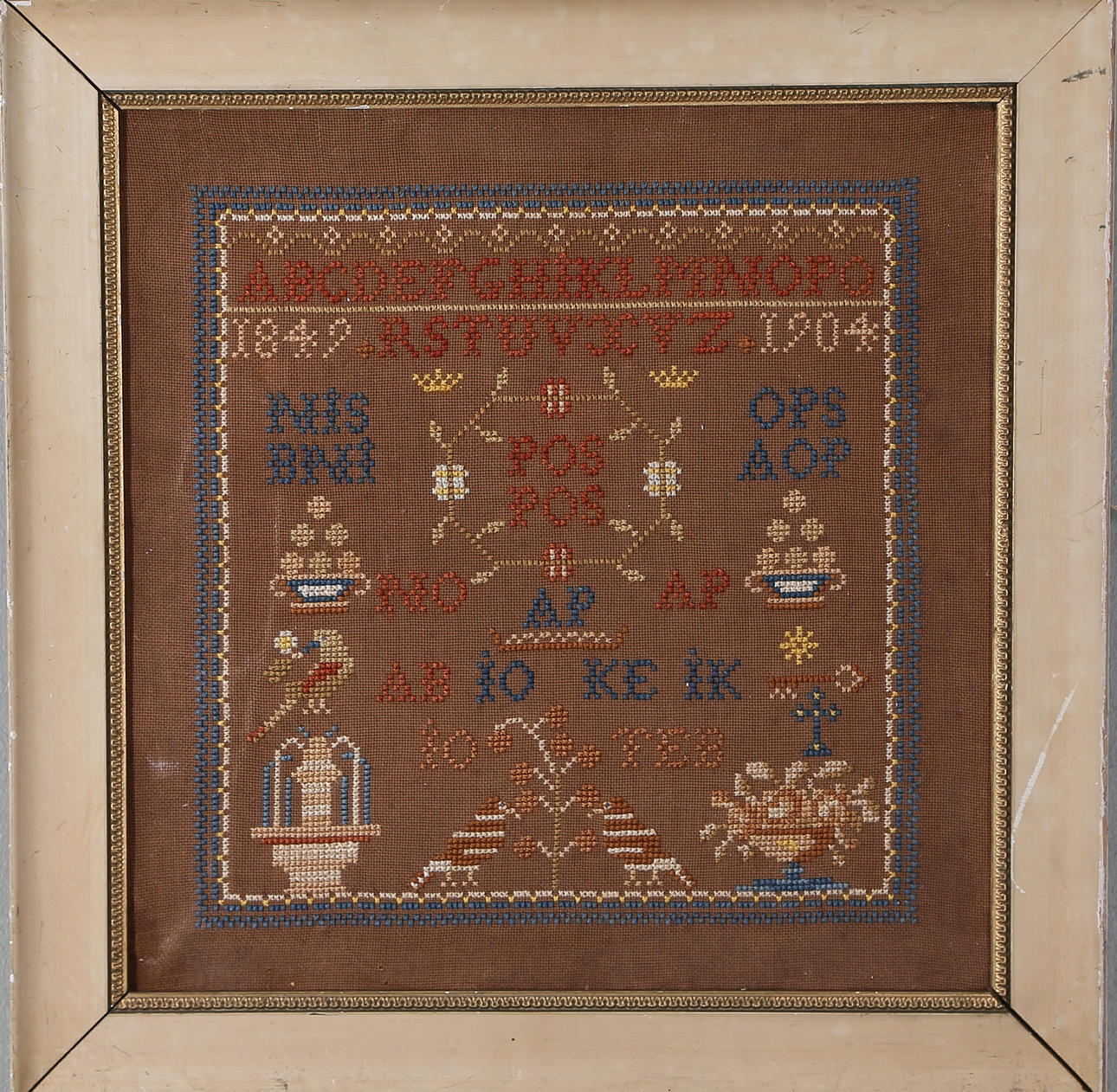 MÄRKDUK, broderad, daterad 1904.