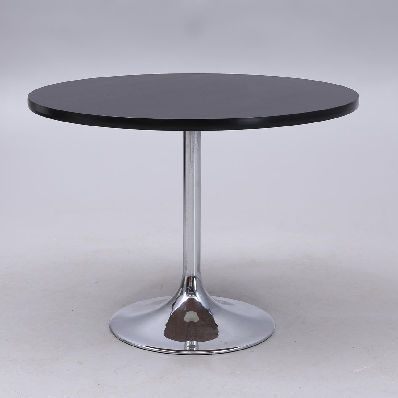 TABELLE, "Venus", Chrom und Holz, Design Johansson, Markaryd.