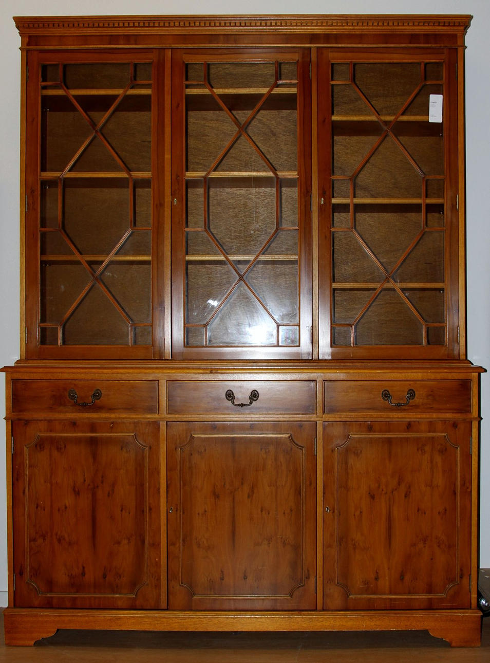 BOKSKÅP, idegran, Engelsk stil. 1900 tal.