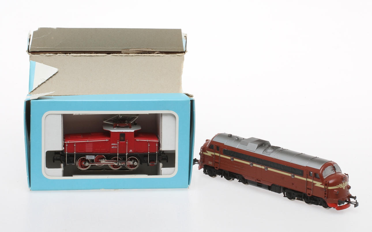 MODELLTÅG MÄRKLIN 3001 växellok E6302 röd i originalkartong samt diesellok 3143 NSB 3.605.