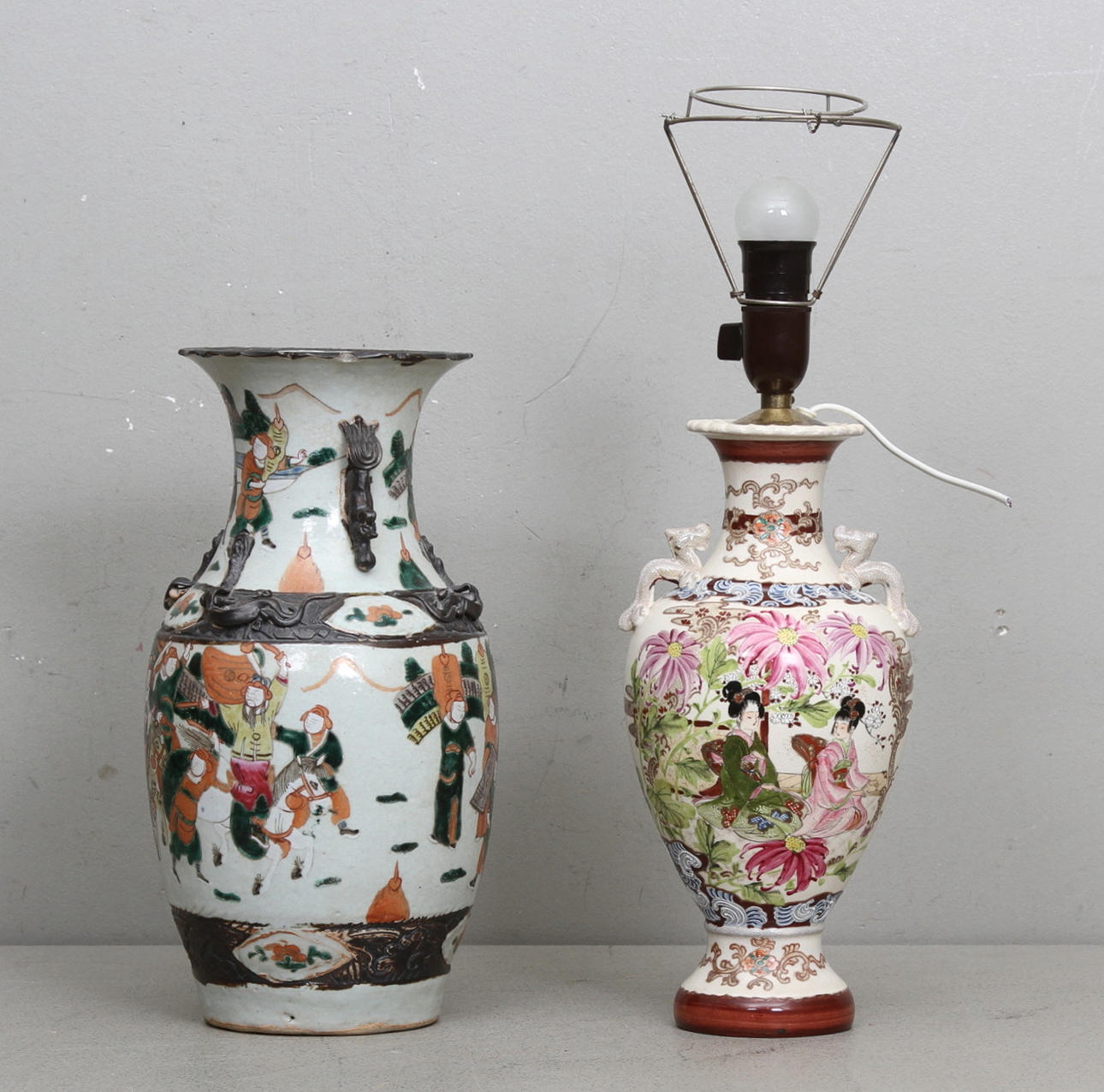 URNA samt BORDSLAMPA, keramik, ostindiska.