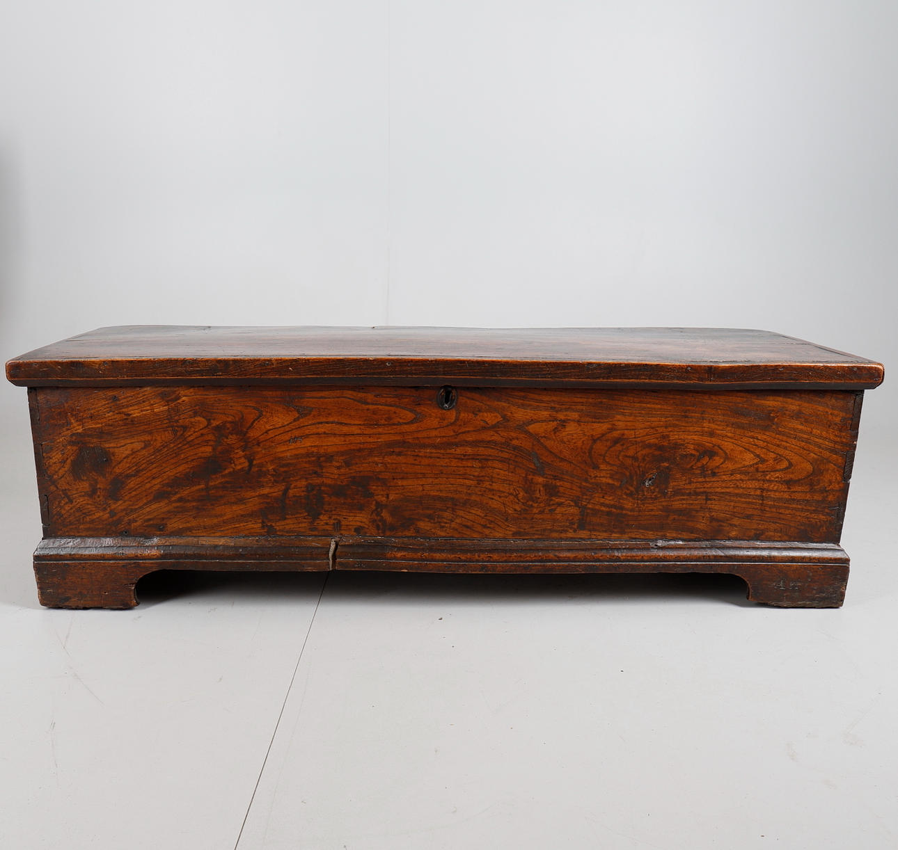 EN ELM PLANKE KASSE.