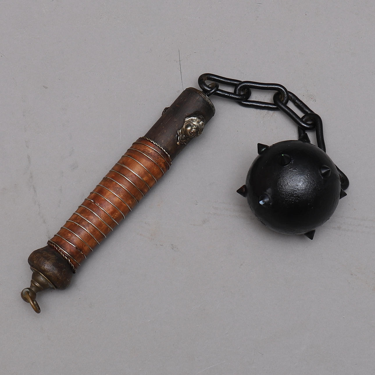 SPIKKLUBBA, trä/metall, replika, 1900-tal.