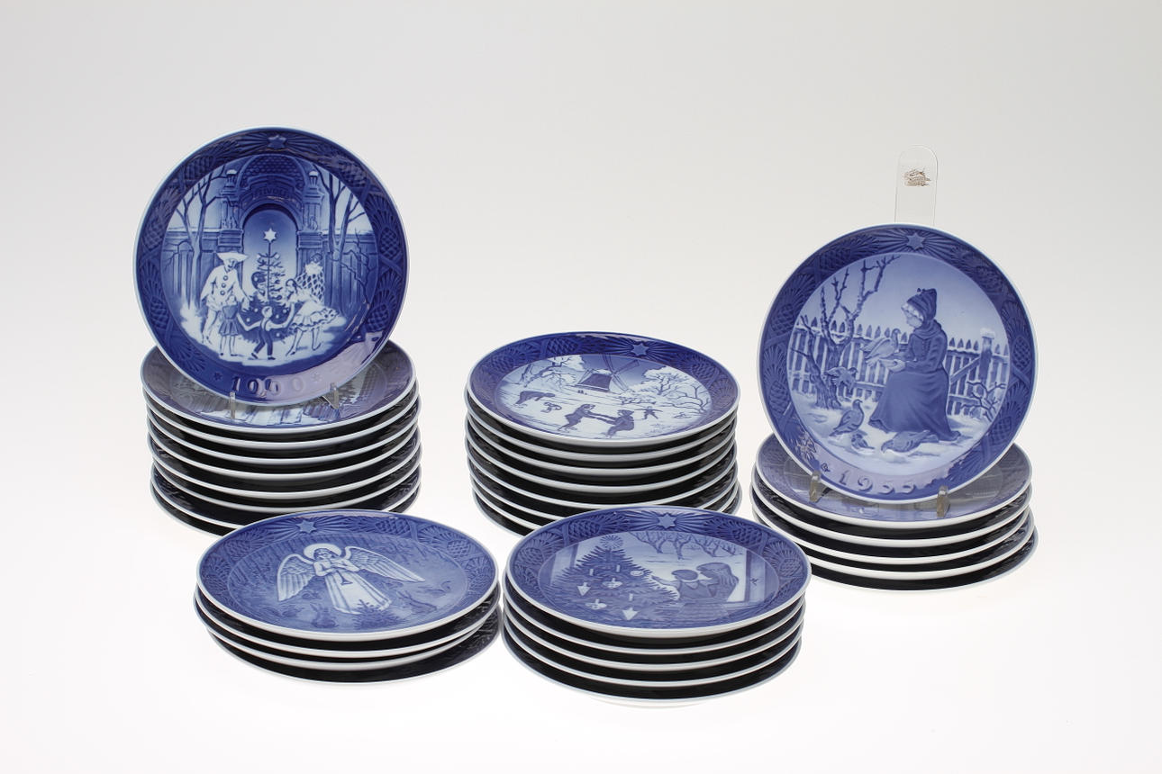 JUL - samt MORSDAGSTALLRIKAR, 69 delar, Royal Copenhagen samt Bing & Gröndahl. 1950/2000-tal.