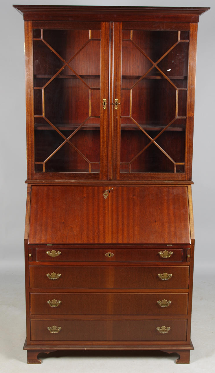 SNEDKLAFFSEKRETÄR MED VITRINÖVERDEL, mahogny, engelsk stil.