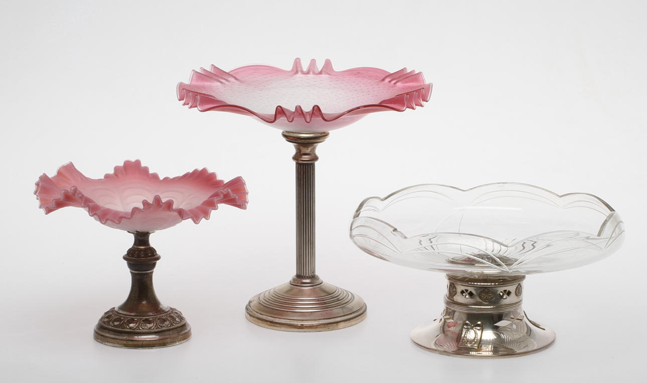 UPPLÄGGNINGSFAT 2 st samt UPPLÄGNINGSSKÅL, metall samt glas, 1900-tal.