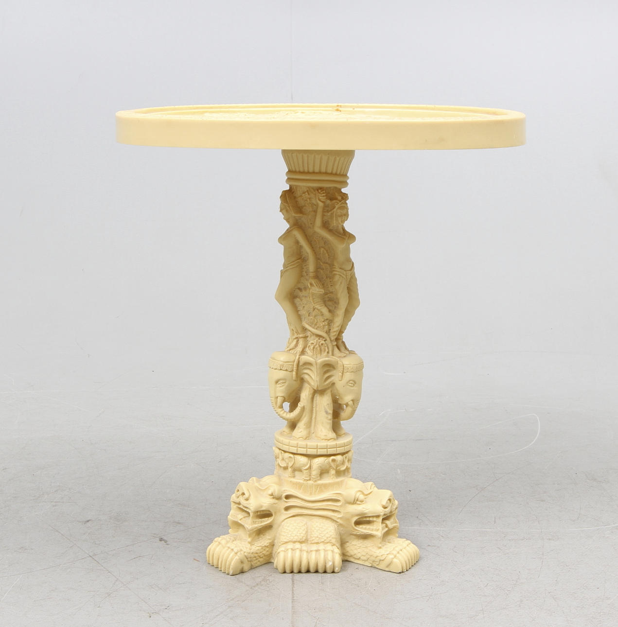 BORD, Konstmassa, Orientalisk stil, 1900 tal.