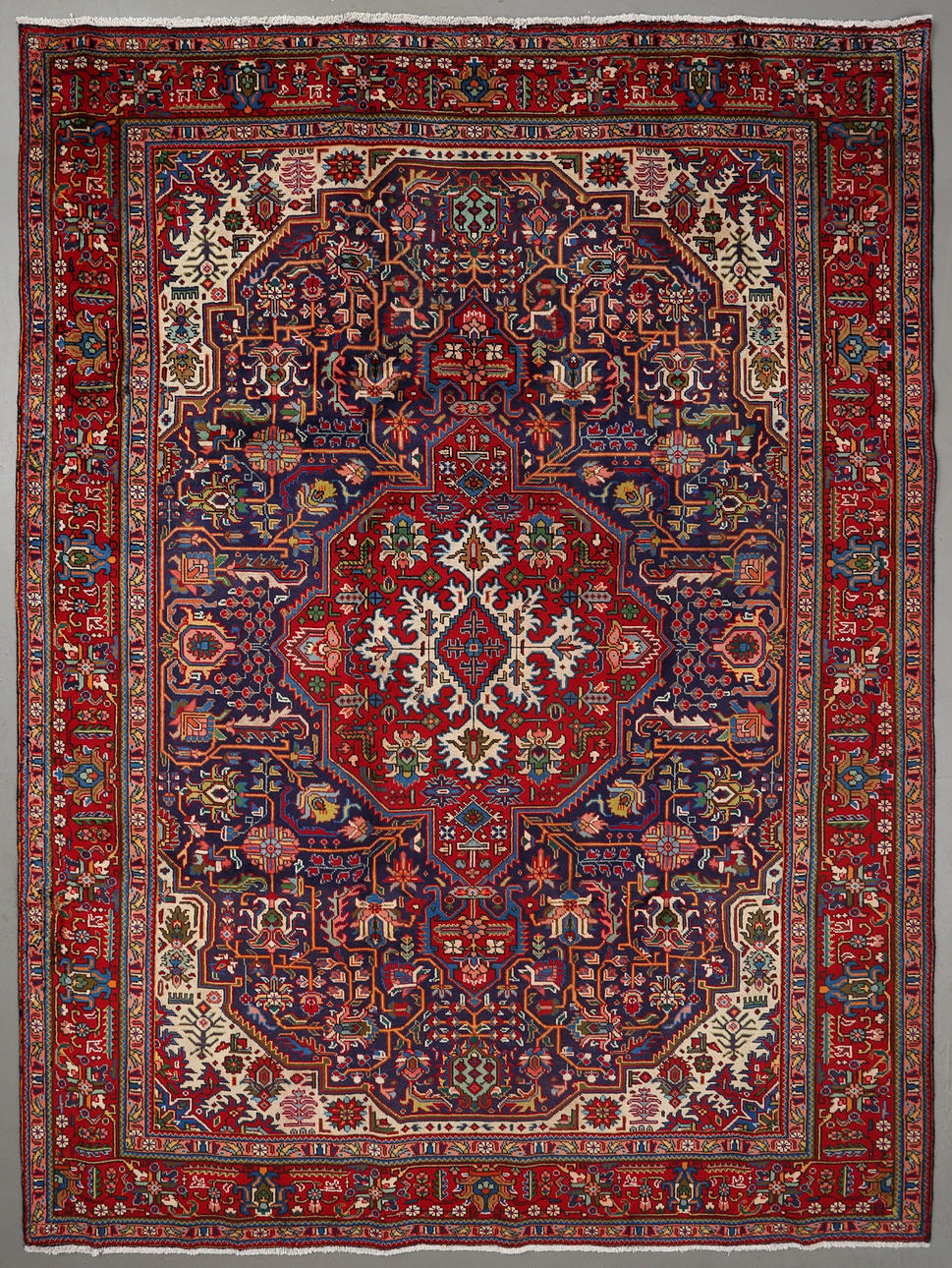 TEPPICH, Persisch, Täbriz, 324 x 240 cm.