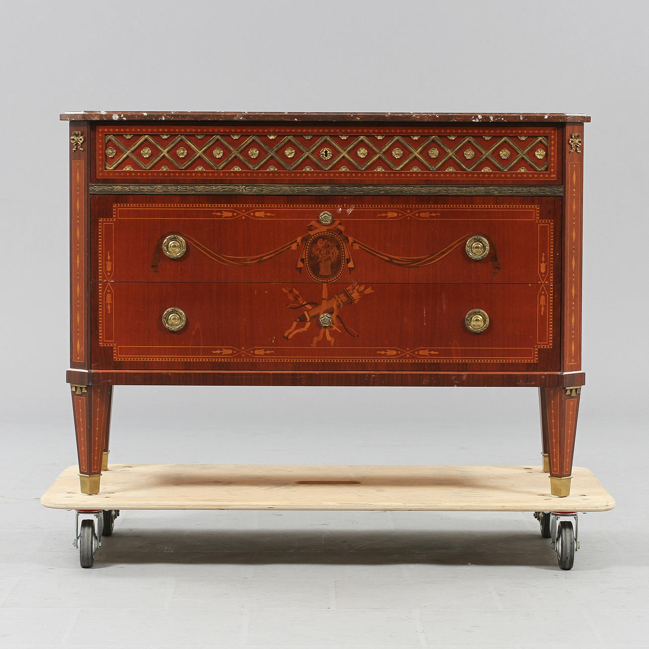 BYRÅ, gustaviansk stil, 1900-tal.