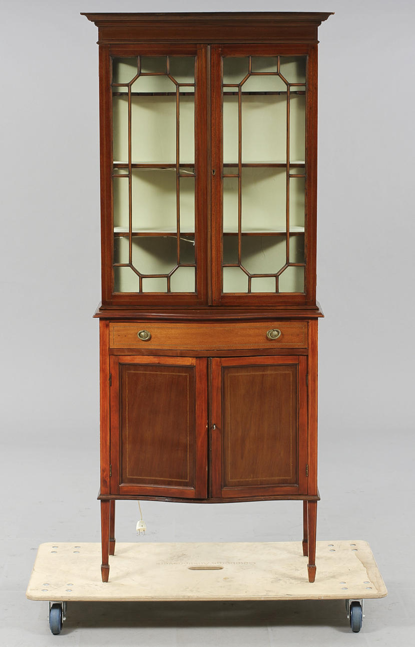 VITRINSKÅP, Engelsk stil.