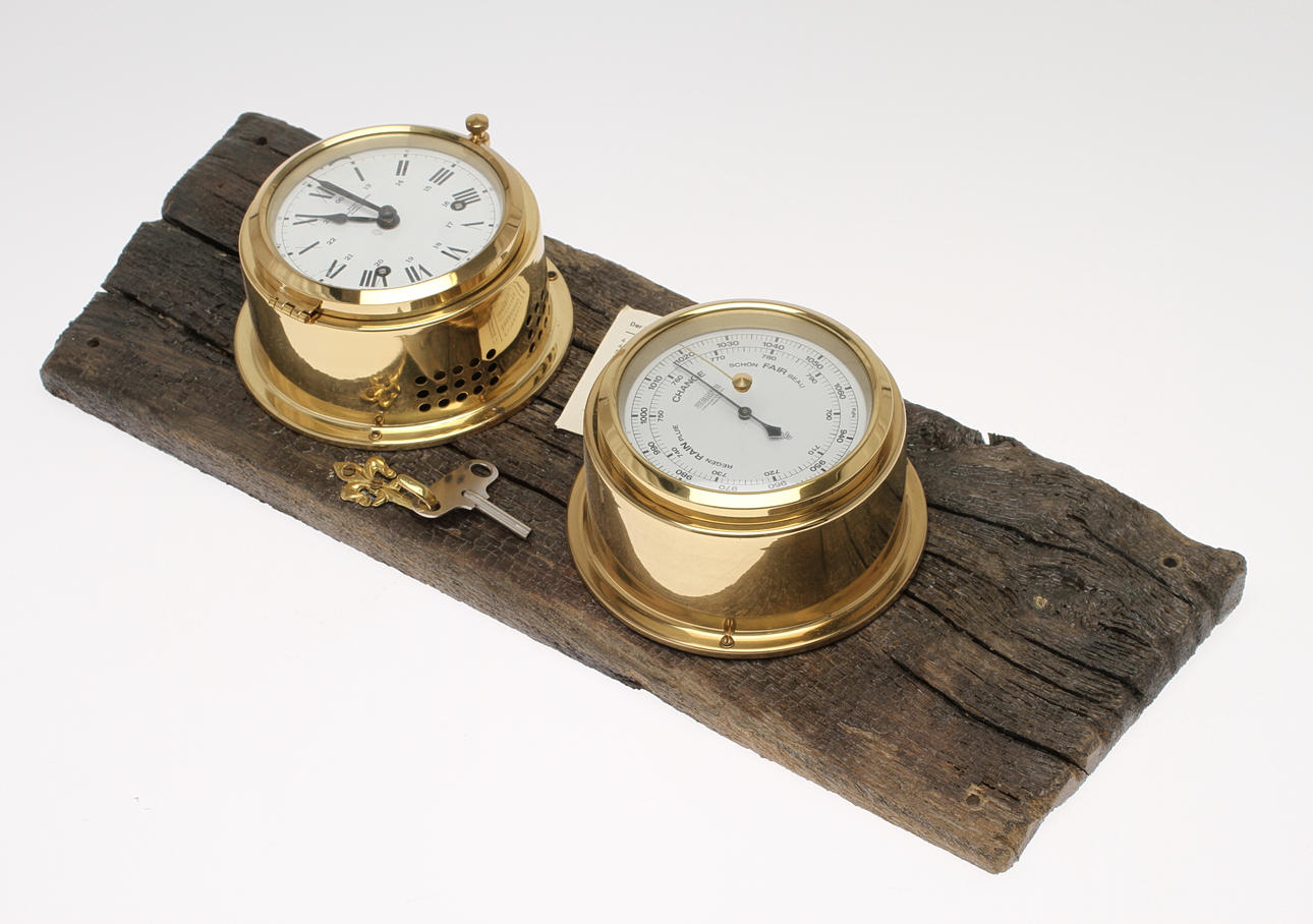 SKEPPSUR och BAROMETER, Wempe, monterade på sjödränkt ek.