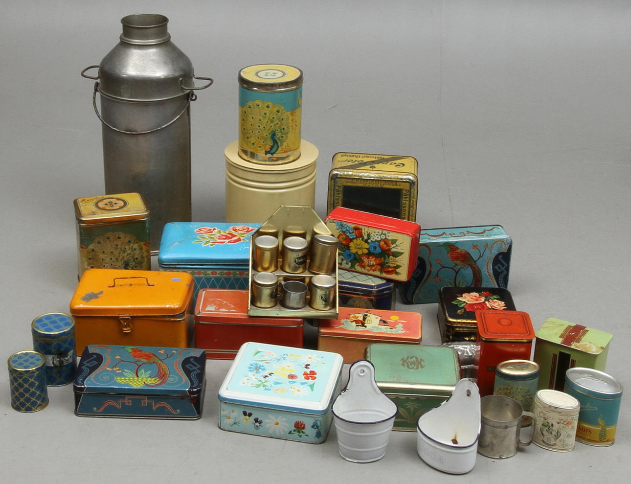 PARTI PLÅTBURKAR, samt kryddhylla, emalj, diverse kärl och mått.