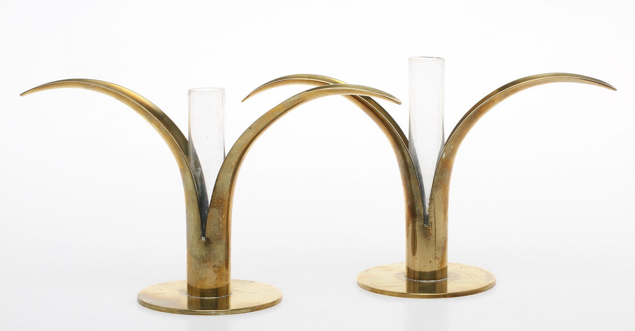 LJUSSTAKAR/VASER, ett par, mässing, "Liljan", Ivar Ålenius Björk för Ystad-Metall, 1900-tal.