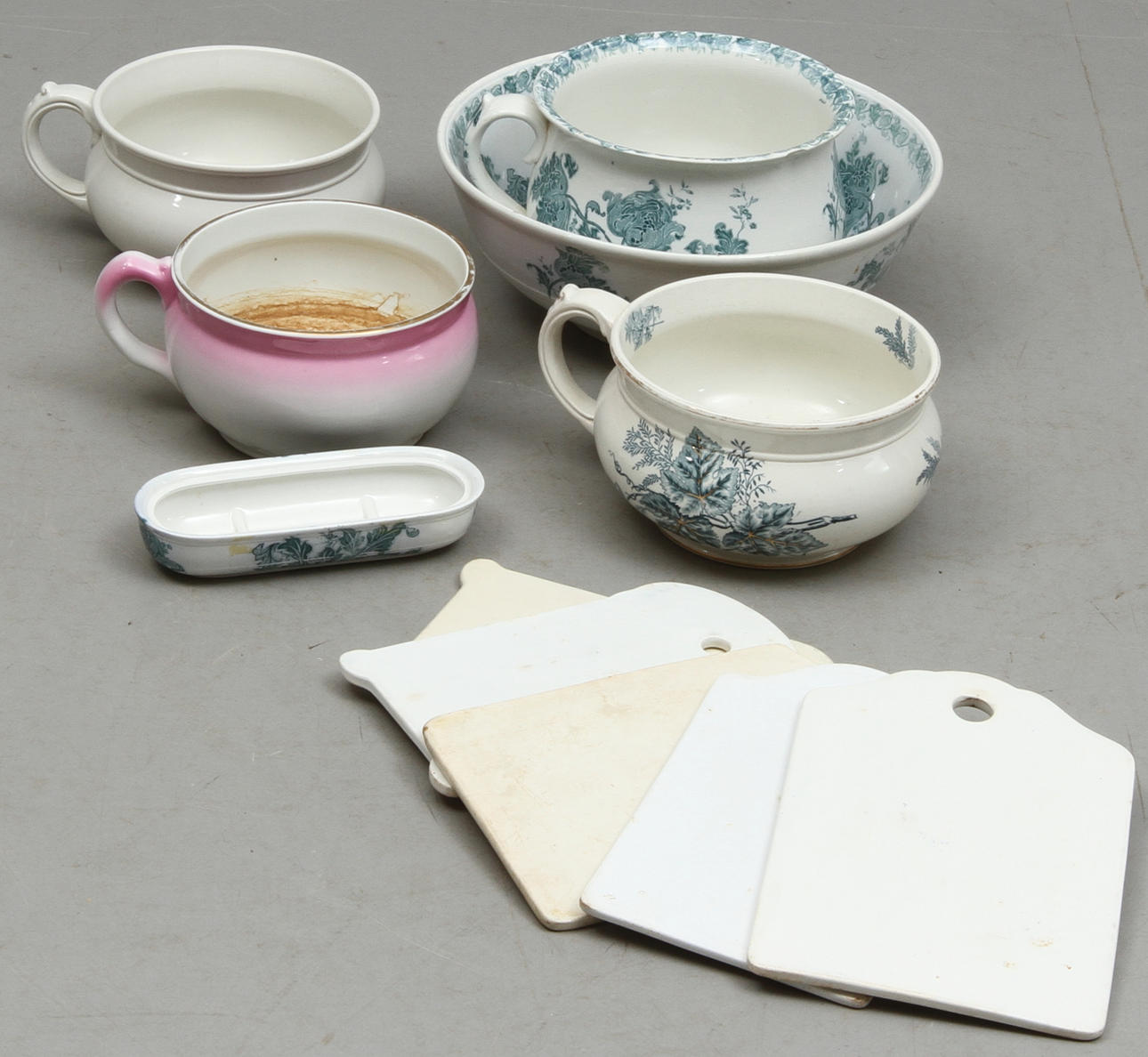 PARTI PORSLIN. 11 delar. Pottor och skärbrädor m.m. Bl a Gustafsberg och Rörstrand.