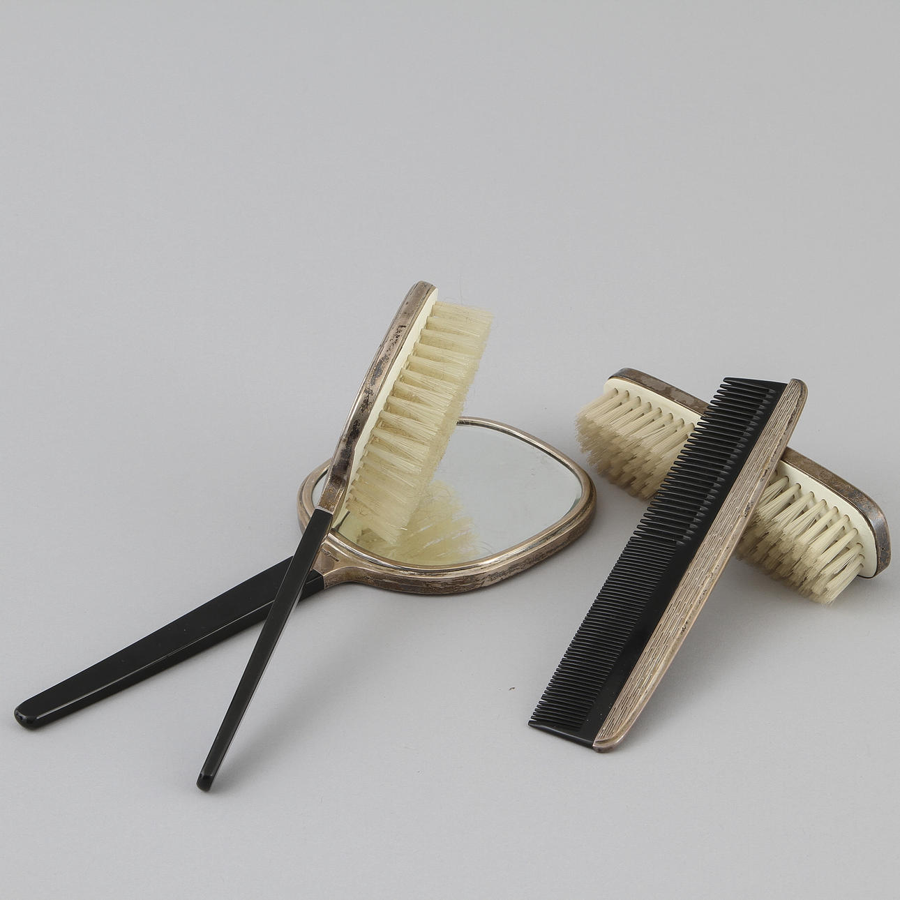 HÅRBORSTAR, SPEGEL SAMT KAM, 4 delar, sterling silver.