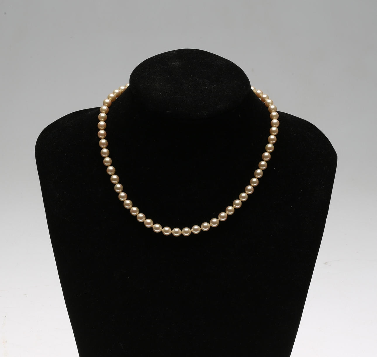 PERLEKÆDE, sølvlås, Majorica.