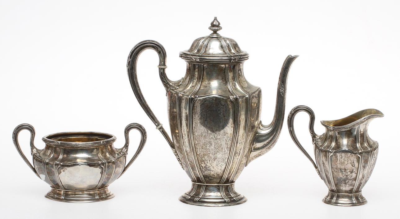 KAFFESERVIS, 3 delar, silver, importstämplat, 1900-talets första hälft. Tot vikt 1109 gram.