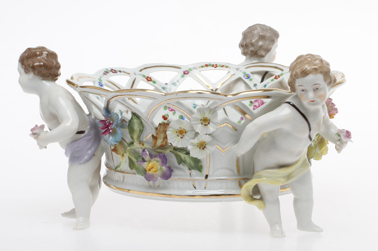 SKÅL, porslin, uppburen av amoriner, Dresden, 1900-tal.