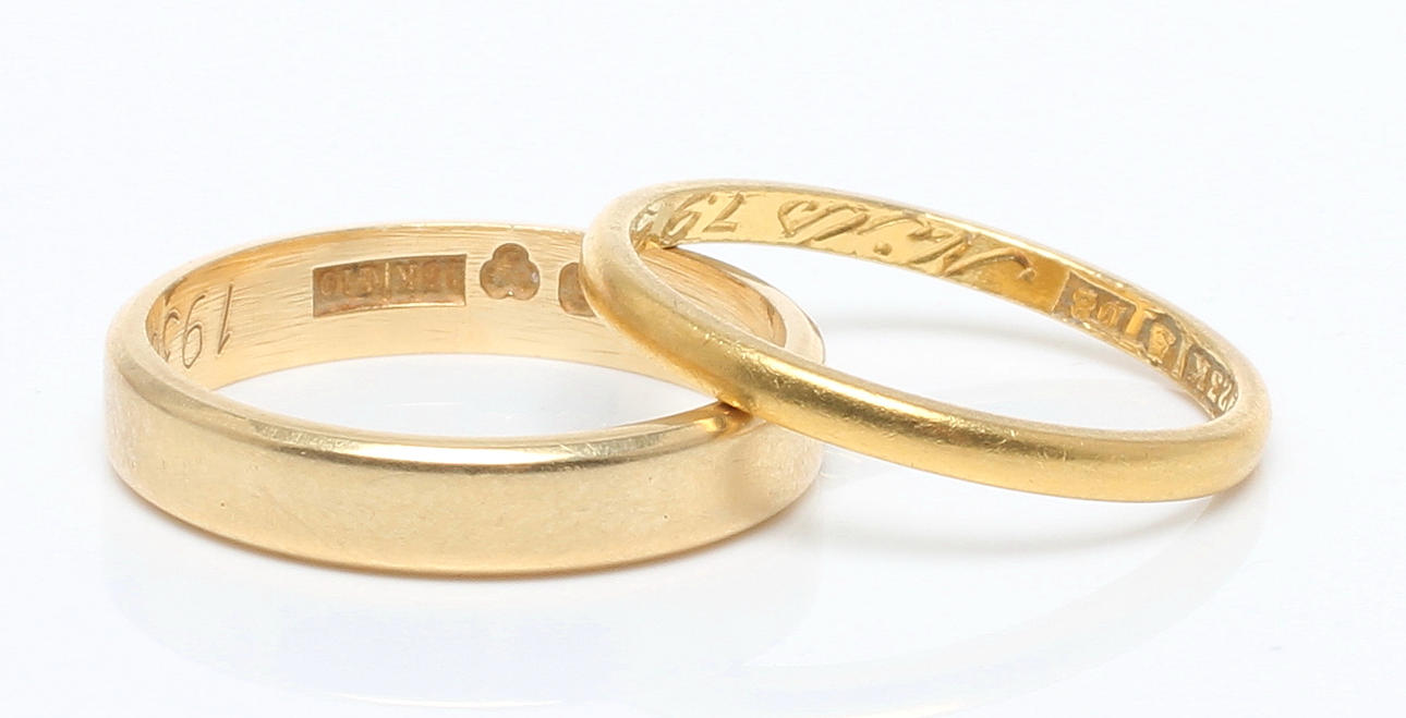 RING, 18k guld. Vikt 3,3 gram + RING 23k guld, vikt 1,8 gram.