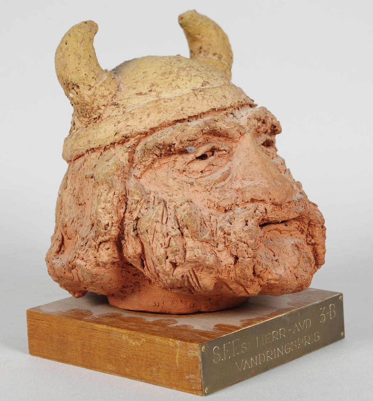 KJELL ENGQVIST. keramikfigur på träsockel, Viking.