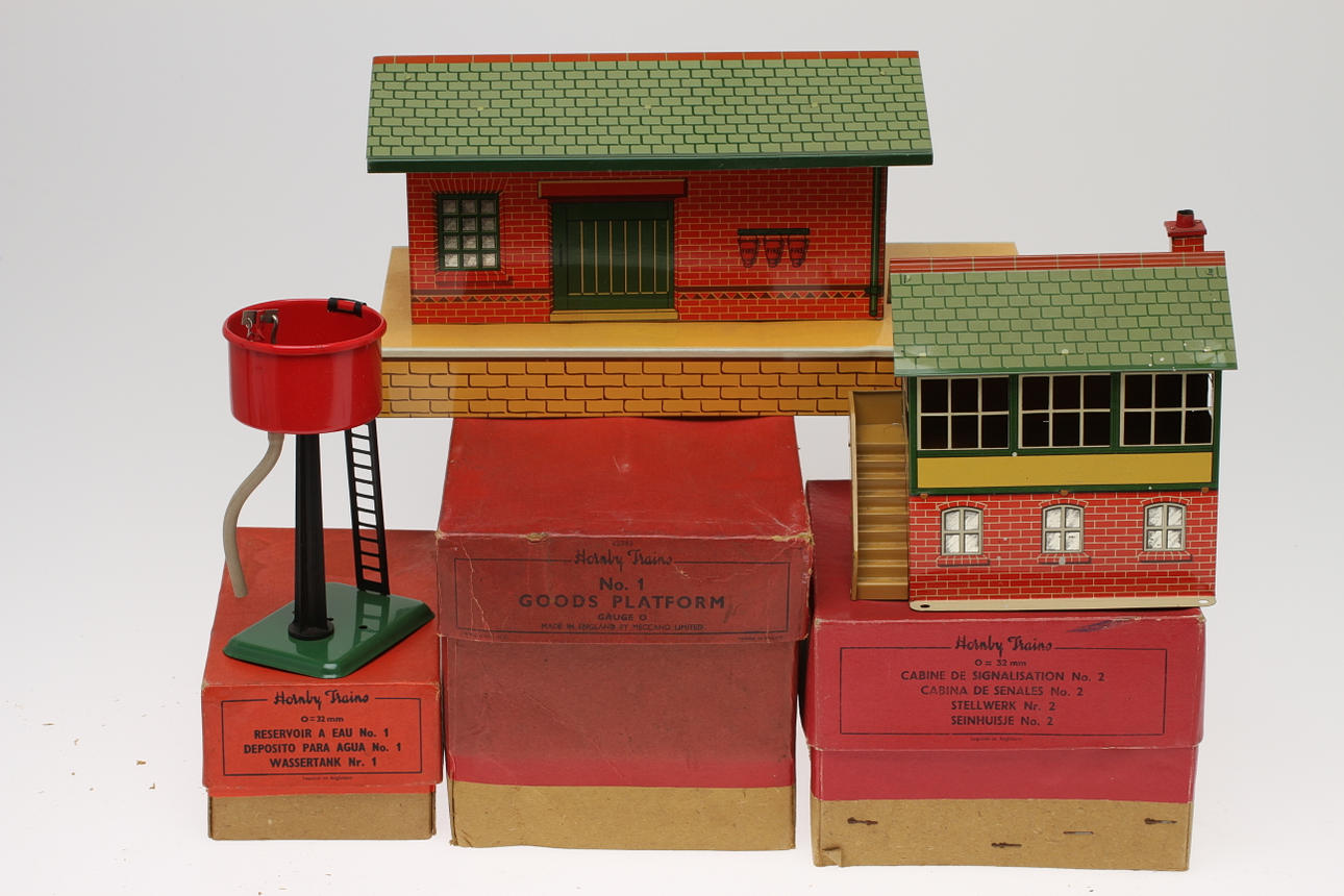 HORNBY skala 0 ENGLAND, GODSMAGASIN, STÄLLVERK och VATTENTANK i originalkartonger.