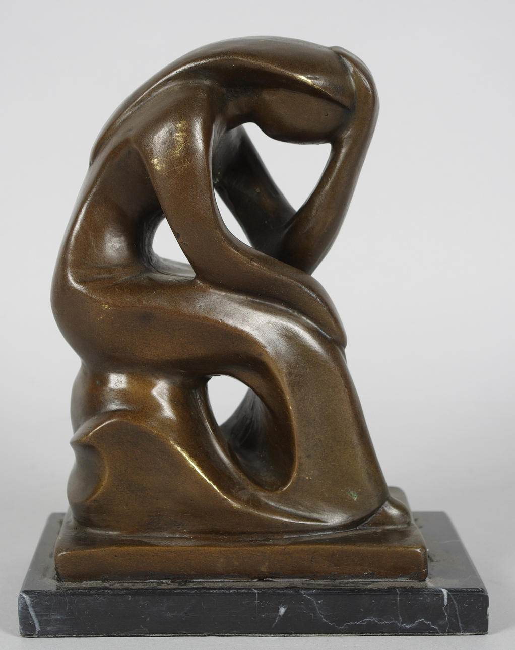 OKÄND KONSTNÄR. Bronsskulptur på marmorsockel, tänkande kvinna.