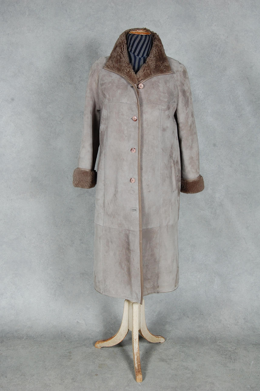 MOCKAPÄLS, med fårskinn.