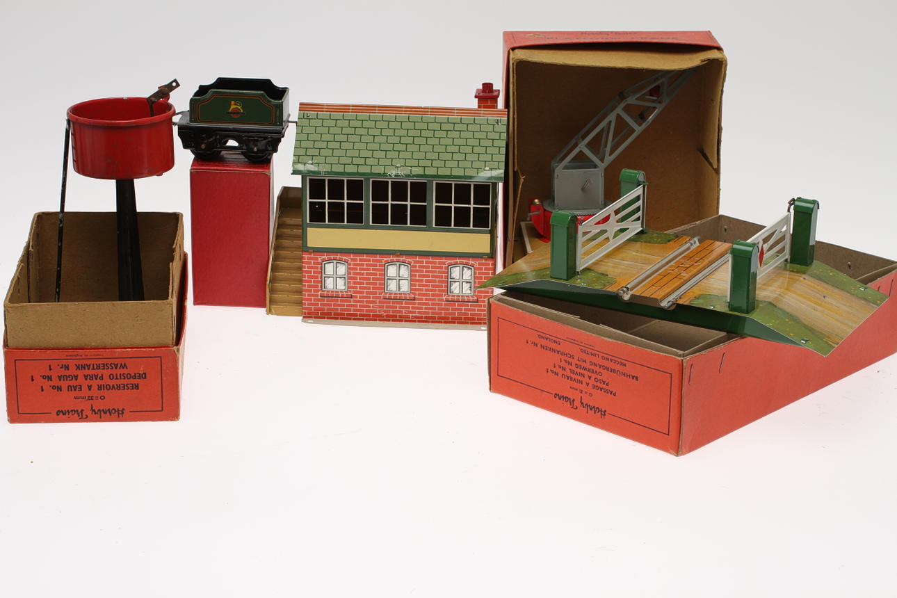 HORNBY skala 0 ENGLAND, STÄLLVERK, VATTENTANK, LYFTKRAN och ÖVERGÅNG URVERK.