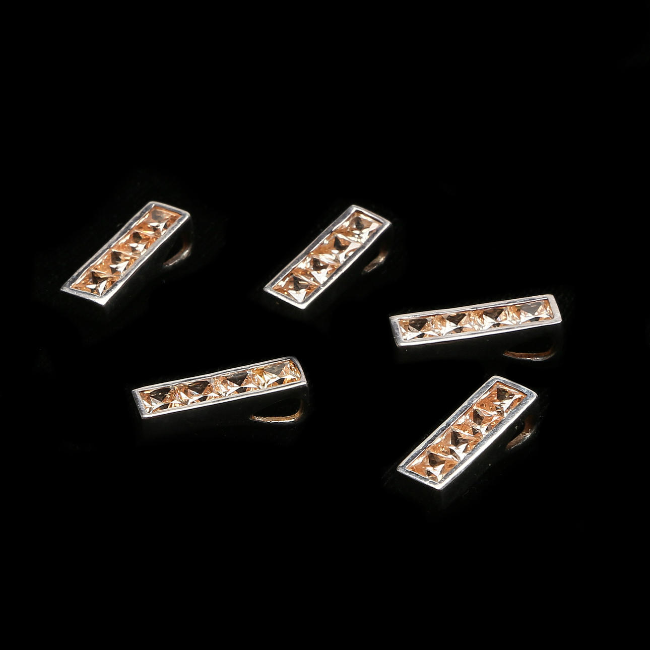 DESIGNSMYCKEN HÄNGEN 4 STENAR SAMT STERLINGSILVER.