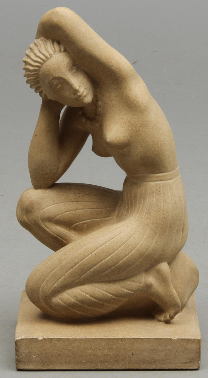 OKÄND KONSTNÄR. Skulptur, knäböjande kvinna, gjutmassa, monogramsignerad.