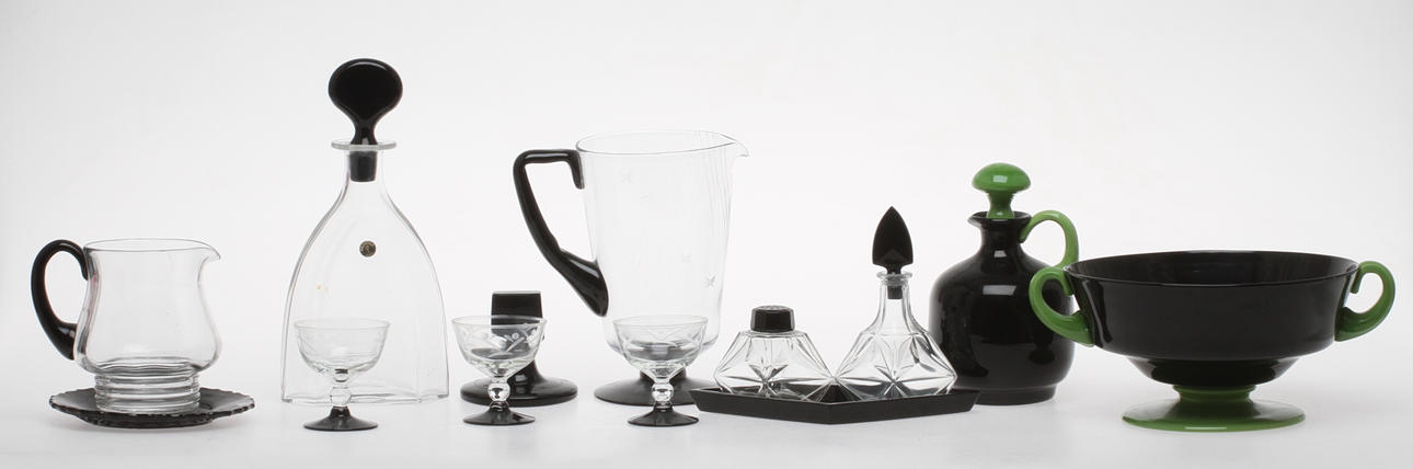 PARTI GLAS, delvis svart glasmassa, 1900-tal.