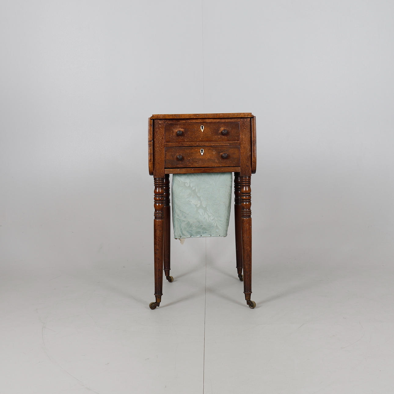 ET REGENCY MAHOGNY PEMBROKE ARBEJDSBORD.