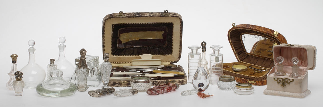 PARTI GLAS, 21 delar, bland annat flakonger med silverbeslag, samt SCHATULL/ASKAR 2 st, för manikyr och sytillbehör, 1900-tal.