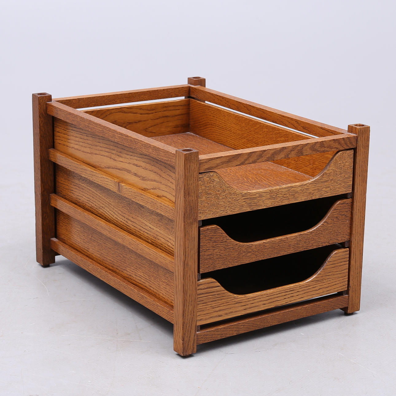 SKRIVBORDSSTÄLL/PAPPERSHYLLA, trä, 1900-tal.