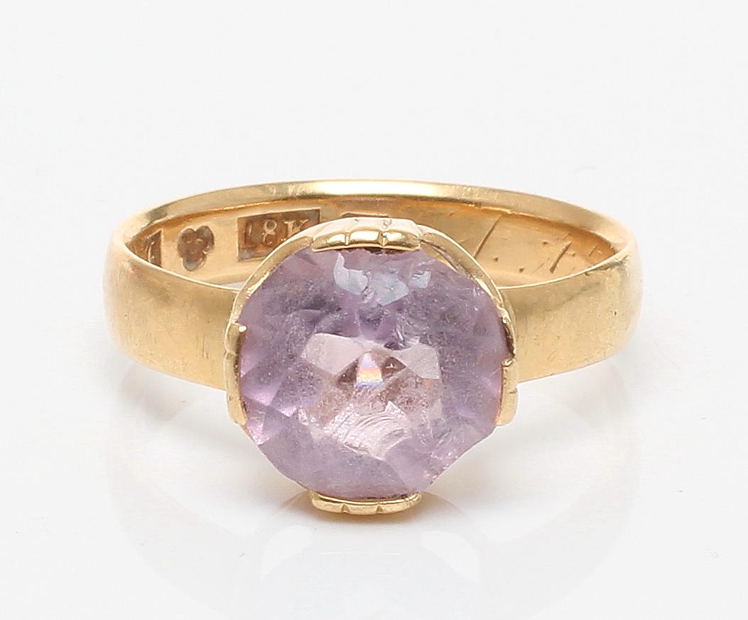 RING, 18k guld med lila sten, stmpl C.G.H Eskilstuna? 1909. Vikt 4,1 gram.