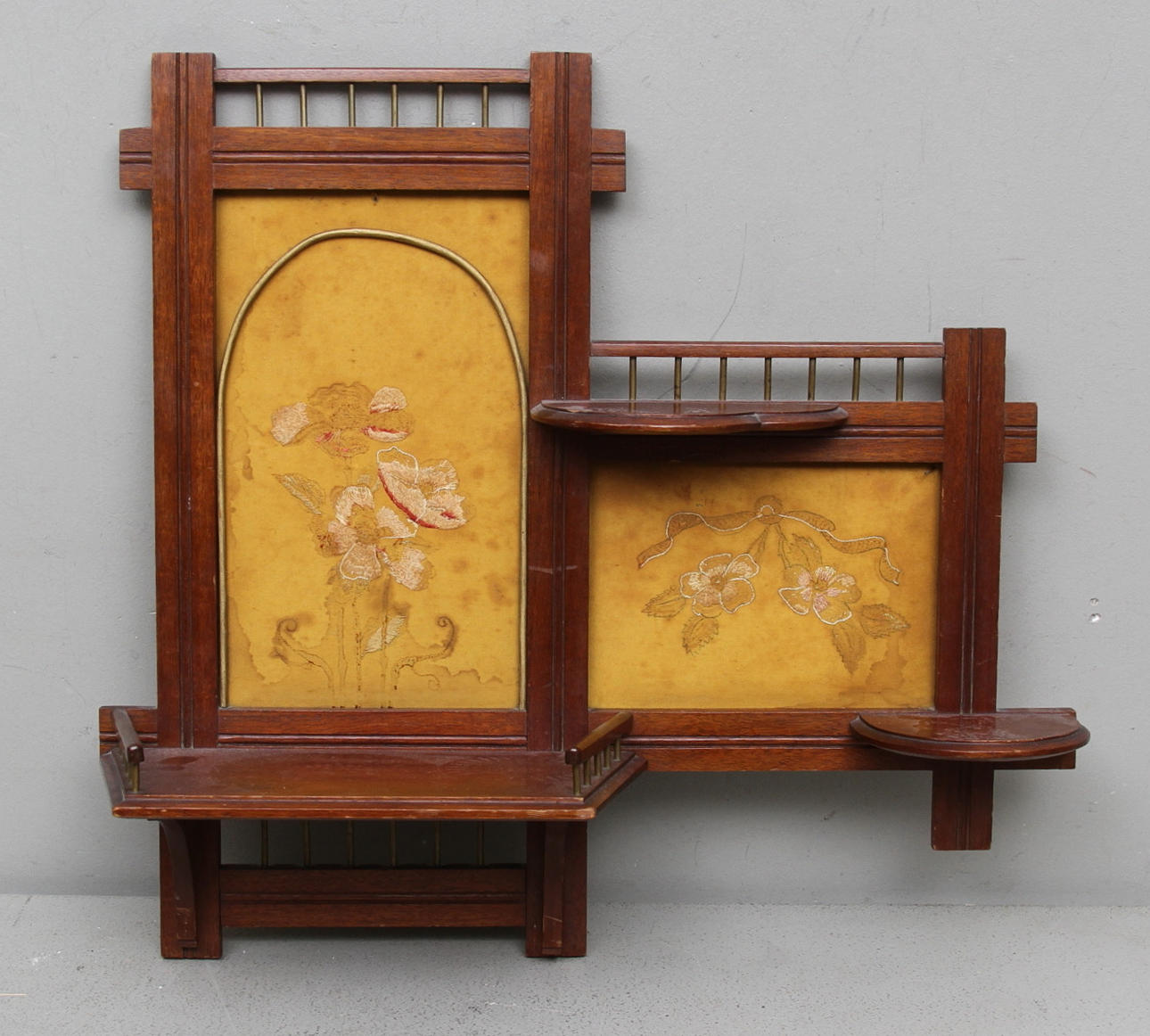 VÄGGHYLLA, sekelskiftet 1900.