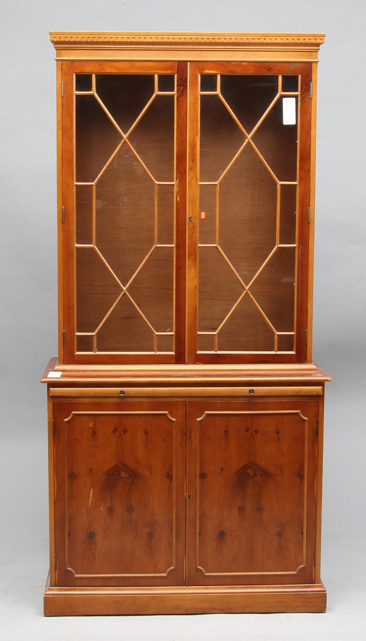 VITRINSKÅP, engelsk stil, 1900-talets senare hälft.