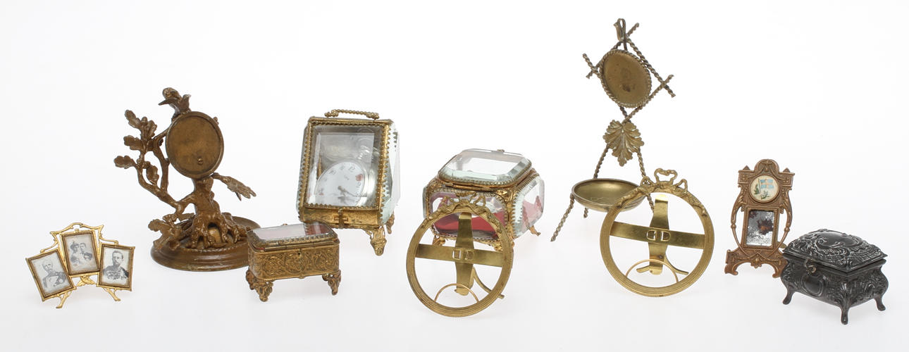PARTI DIVERSE, 13 delar, Klockställ med fickur, skrin, samt ramar, 1800/1900-tal.